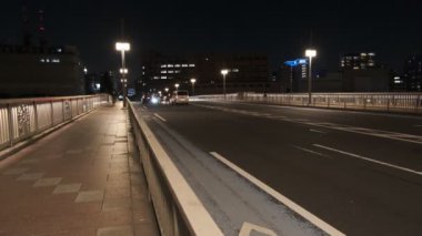 Tokyo gece görüşünde köprü