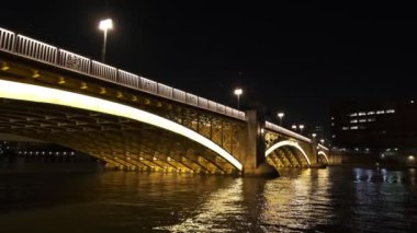 Tokyo gece görüşünde köprü
