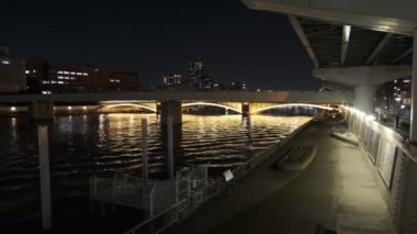 Tokyo gece görüşünde köprü