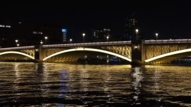 Tokyo gece görüşünde köprü
