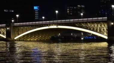 Tokyo gece görüşünde köprü