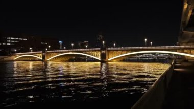 Tokyo gece görüşünde köprü
