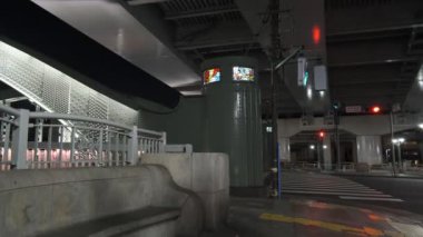 Tokyo gece görüşünde köprü