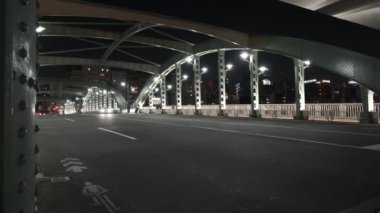 Tokyo gece görüşünde köprü