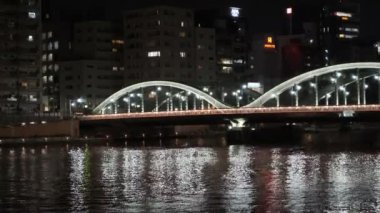 Tokyo gece görüşünde köprü