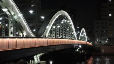 Tokyo gece görüşünde köprü