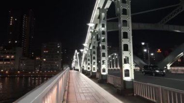 Tokyo gece görüşünde köprü