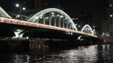 Tokyo gece görüşünde köprü
