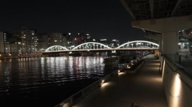 Tokyo gece görüşünde köprü