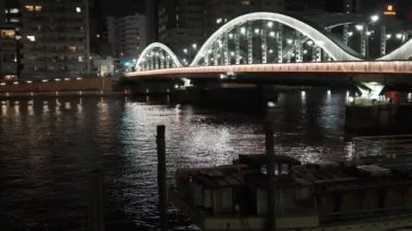 Tokyo gece görüşünde köprü