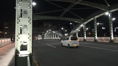 Tokyo gece görüşünde köprü