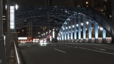 Tokyo gece görüşünde köprü