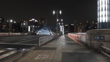 Tokyo gece görüşünde köprü