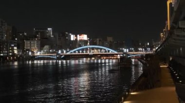 Tokyo gece görüşünde köprü