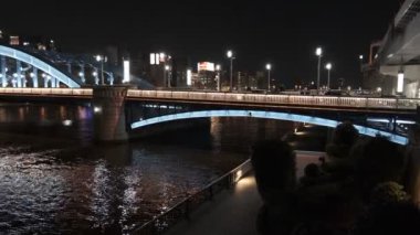 Tokyo gece görüşünde köprü