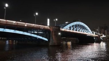 Tokyo gece görüşünde köprü