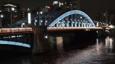 Tokyo gece görüşünde köprü