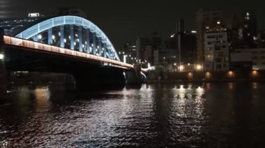 Tokyo gece görüşünde köprü