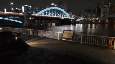 Tokyo gece görüşünde köprü