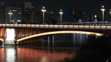Tokyo gece görüşünde köprü