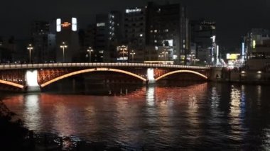 Tokyo gece görüşünde köprü