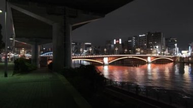 Tokyo gece görüşünde köprü