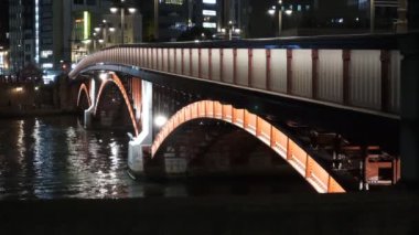 Tokyo gece görüşünde köprü