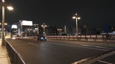 Tokyo gece görüşünde köprü