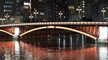 Tokyo gece görüşünde köprü