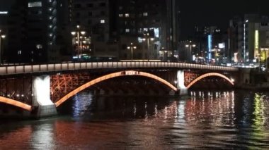 Tokyo gece görüşünde köprü