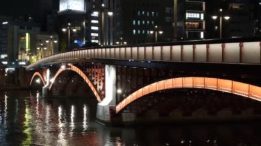 Tokyo gece görüşünde köprü