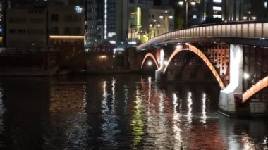 Tokyo gece görüşünde köprü