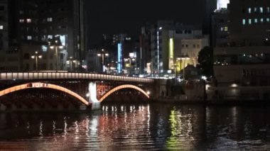 Tokyo gece görüşünde köprü