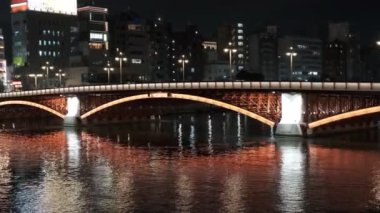 Tokyo gece görüşünde köprü