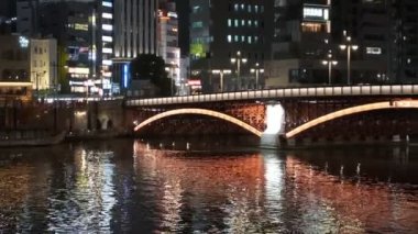 Tokyo gece görüşünde köprü