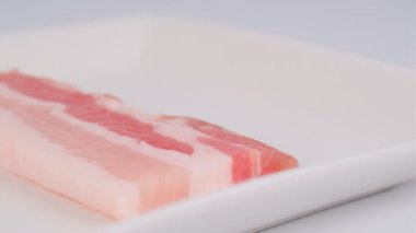 Bir parça çiğ domuz kaburgası, video klipsi.