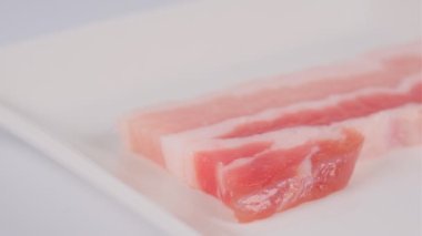 Bir parça çiğ domuz kaburgası, video klipsi.