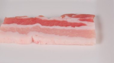 Bir parça çiğ domuz kaburgası, video klipsi.