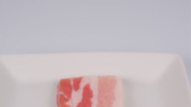 Bir parça çiğ domuz kaburgası, video klipsi.