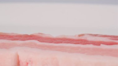 Bir parça çiğ domuz kaburgası, video klipsi.