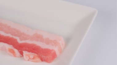 Bir parça çiğ domuz kaburgası, video klipsi.