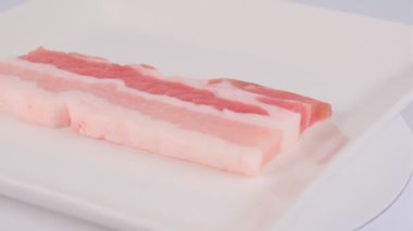 Bir parça çiğ domuz kaburgası, video klipsi.