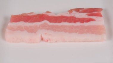 Bir parça çiğ domuz kaburgası, video klipsi.