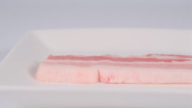 Bir parça çiğ domuz kaburgası, video klipsi.