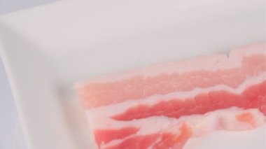 Bir parça çiğ domuz kaburgası, video klipsi.