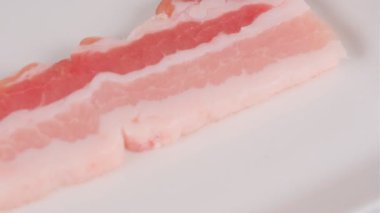 Bir parça çiğ domuz kaburgası, video klipsi.