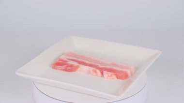 Bir parça çiğ domuz kaburgası, video klipsi.