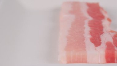 Bir parça çiğ domuz kaburgası, video klipsi.