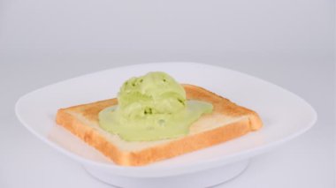 Dondurmalı kızarmış ekmek.