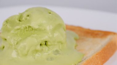 Dondurmalı kızarmış ekmek.